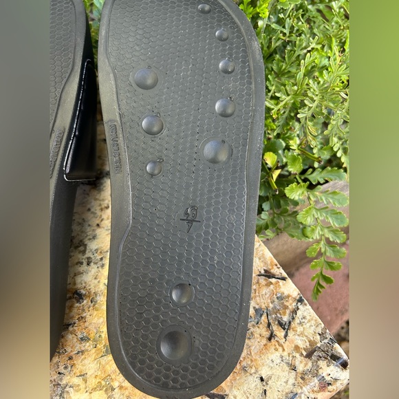 P448🔴Logo slide sandals in black men size 7 women 9 Like New - Picture 9 of 9